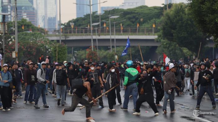 When the Voice of the People Makes the Country Tense VUONS