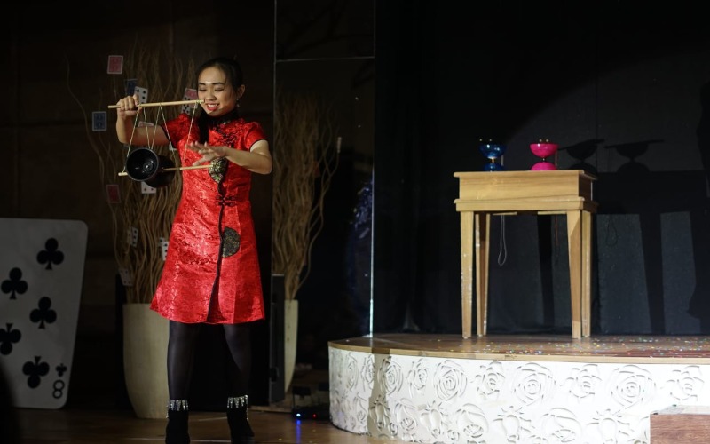 Diabolo a simple tool with amazing tricks VUONS